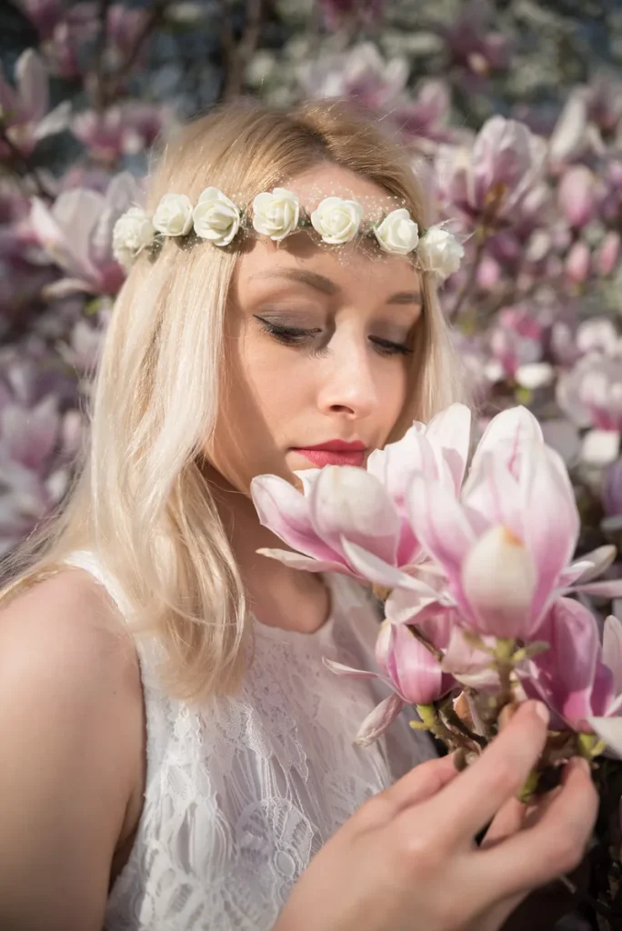 A white flower crown.