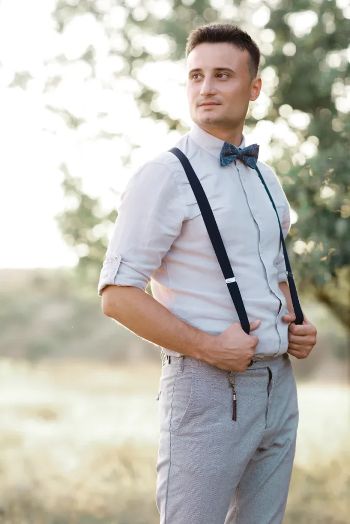 A relaxed grooms look with suspenders.