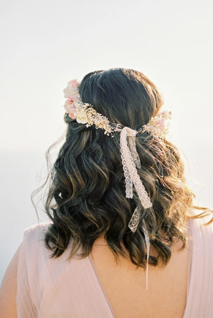 A cute loose wave boho bridesmaid hair style that you can pick for your wedding.
