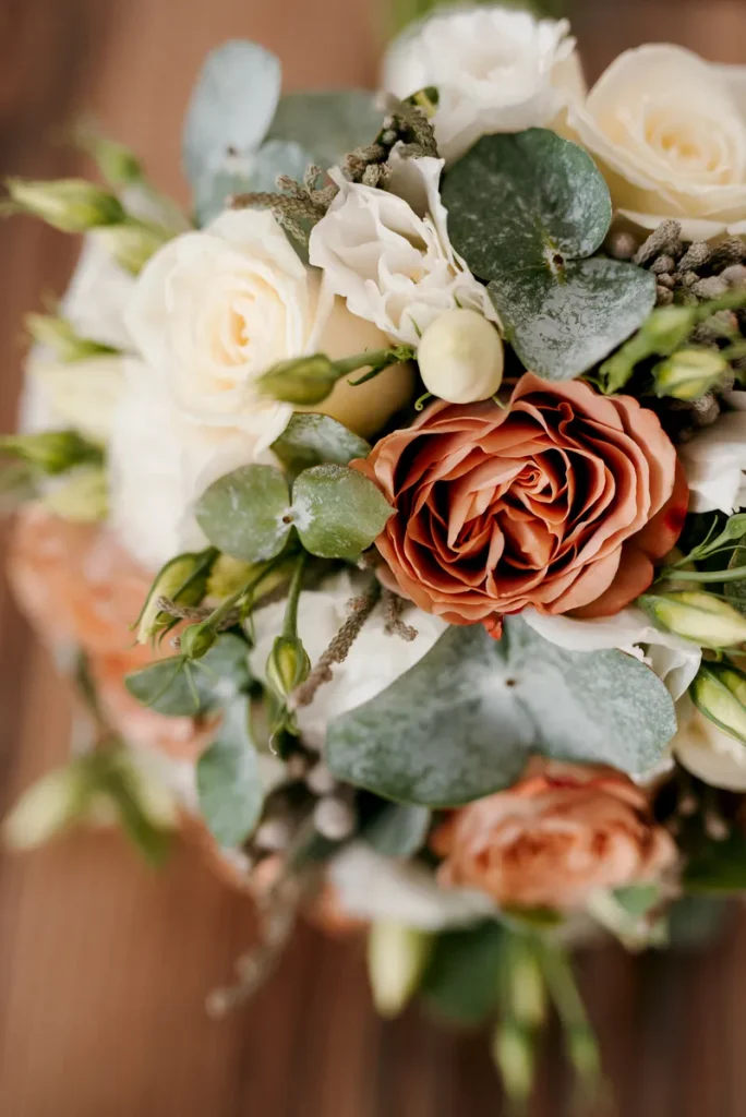 This is a elegant fall bouquet to keep your fall wedding cozy while still making you feel the part of the bride that you'll be.