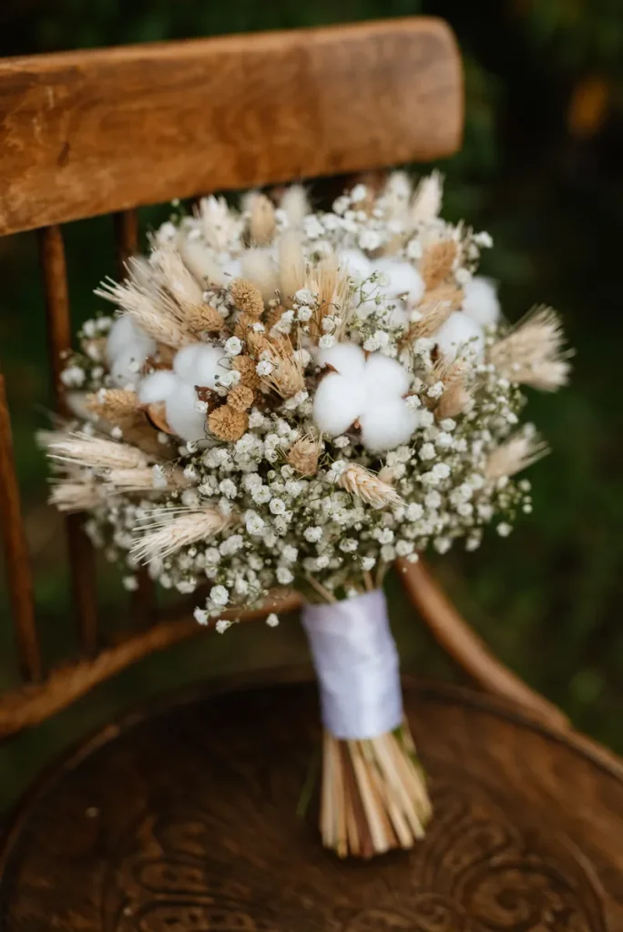 A neutral bridal bouquet with soft whites, taupe and light browns.