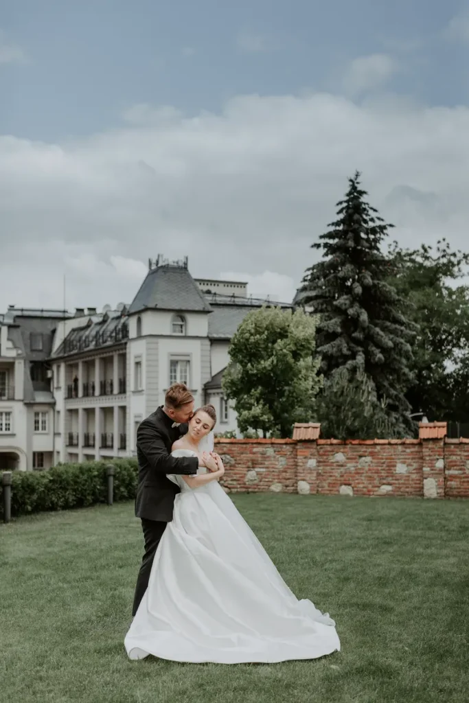 A country club wedding can be
visually stunning, as this picture shows.