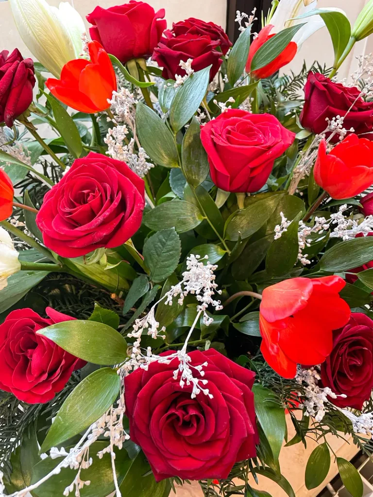 Deep red garden roses are an excellent choice no matter the time of year and this picture shows that perfectly, however they are extra lovely for your fall wedding flowers if you want that.