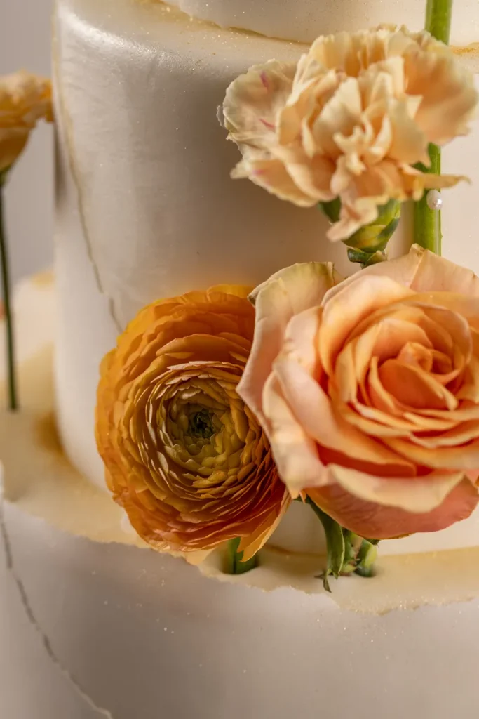 A look at toffee roses and a way you could use them on a cake for your fall wedding flowers.