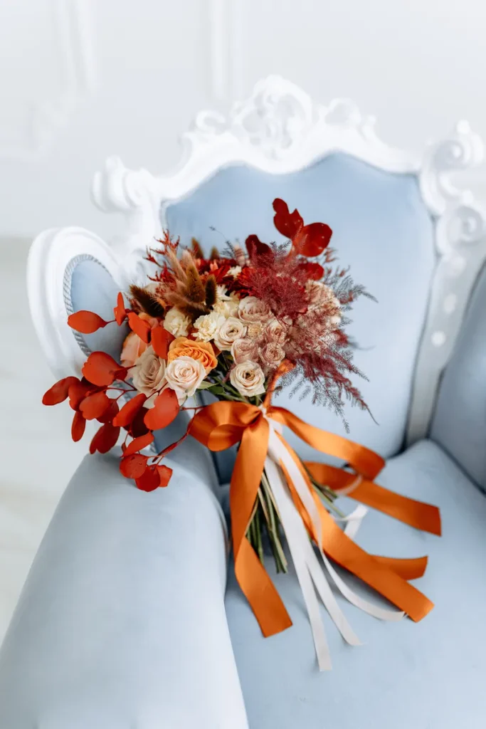 White or pale cream and fall colors are perfect for fall wedding flowers.
